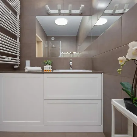 Functional With 2 Bedrooms And Parking In Wola District By Renters