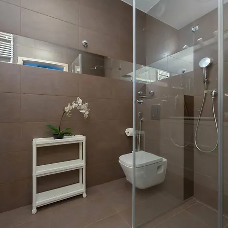 Functional With 2 Bedrooms And Parking In Wola District By Renters Apartamento