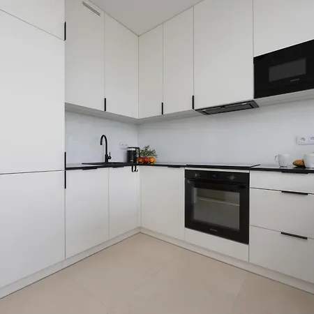 Functional With 2 Bedrooms And Parking In Wola District By Renters