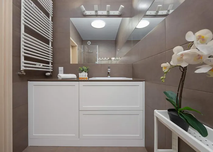 Functional With 2 Bedrooms And Parking In Wola District By Renters