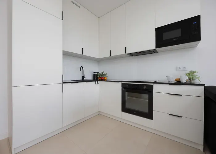 Functional With 2 Bedrooms And Parking In Wola District By Renters